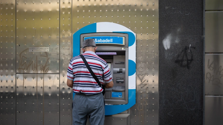 Un hombre saca dinero en el cajero de un banco
