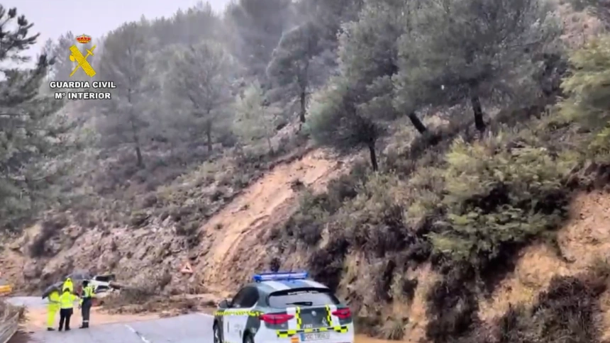 Desprendimiento en la carretera GR3201 (Granada), debido a las intensas lluvias
