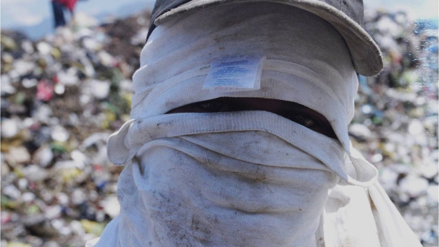 Un niño buzo. Así se protegían del humo y del calor en el vertedero