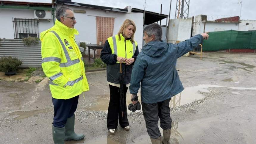 La alcaldesa de Huelva, Pilar Miranda, y el concejal de Seguridad Ciudadana, José Manuel Moreno, con uno de los vecinos desalojados en Peguerillas.REMITIDA / HANDOUT por AYUNTAMIENTO DE HUELVAFotografía remitida a medios de comunicación exclusivamente para ilustrar la noticia a la que hace referencia la imagen, y citando la procedencia de la imagen en la firma04/2/2026