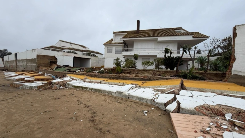 Destrozos ocasionados por la borrasca Leonardo en El Portil.REMITIDA / HANDOUT por AYUNTAMIENTO DE PUNTA UMBRÍAFotografía remitida a medios de comunicación exclusivamente para ilustrar la noticia a la que hace referencia la imagen, y citando la procedencia de la imagen en la firma04/2/2026