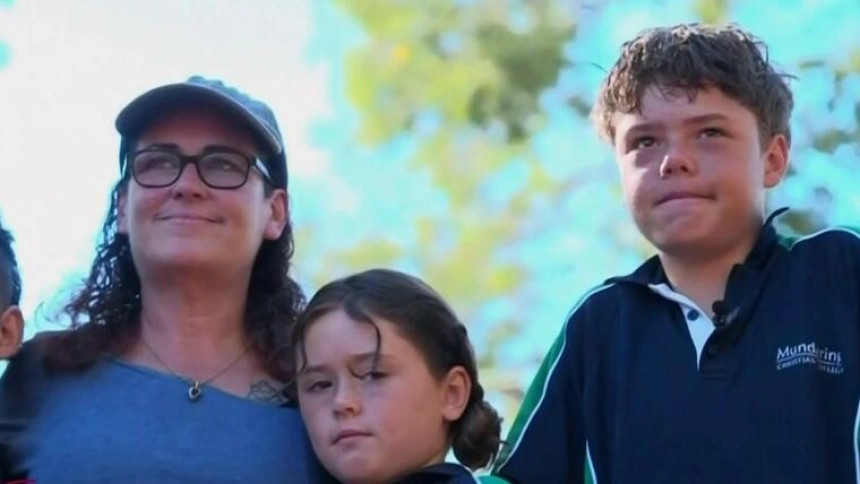 Austin, niño australiano, con su familia. Estuvo cuatro horas a merced del viento y las olas