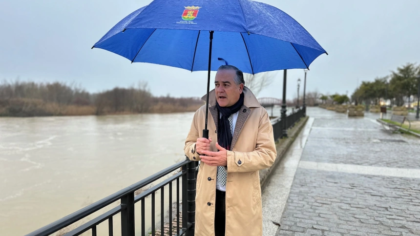 El alcalde de Talavera se ha acercado de nuevo esta mañana para ver la situación del río