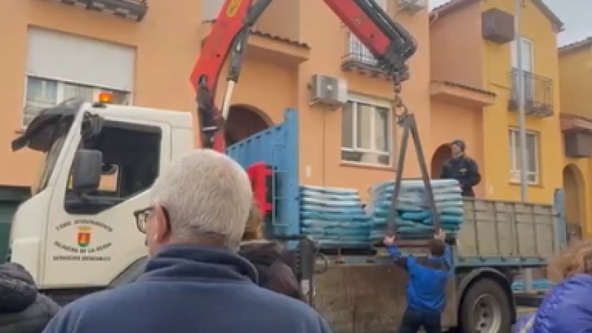 Vecinos recibiendo sacos para hacer diques de arena