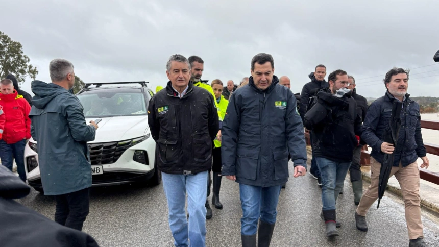 Juanma Moreno en el Puente de Cartuja, sobre el Guadalete desbordado 05-02-26