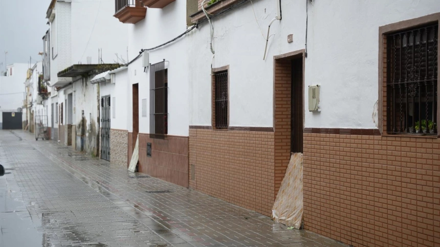 Protecciones contra la lluvia en casas de la localidad sevillana del Palmar de Troya