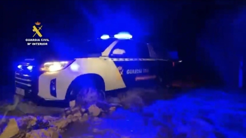 Imágenes del rescate a cargo de la Guardia Civil del último rezagado del desalojo general de Grazalema