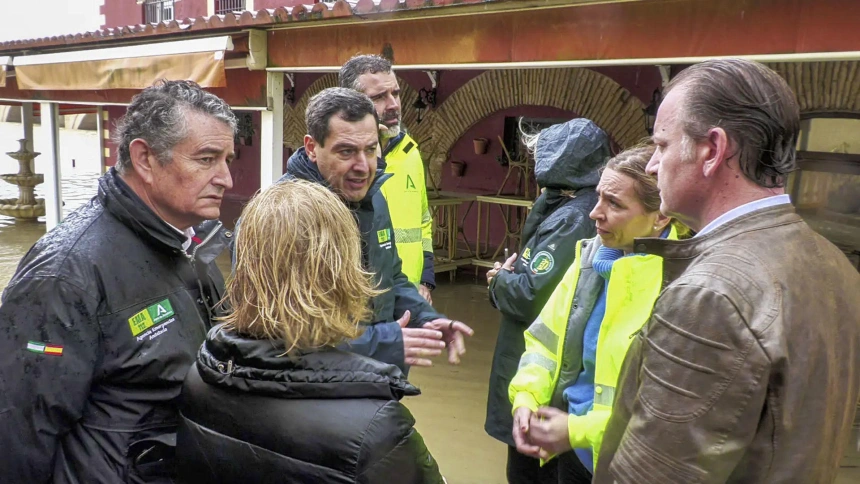 El presidente Juanma Moreno (3i) visita las zonas afectadas en Jerez de la Frontera por la crecida del Río Guadalete