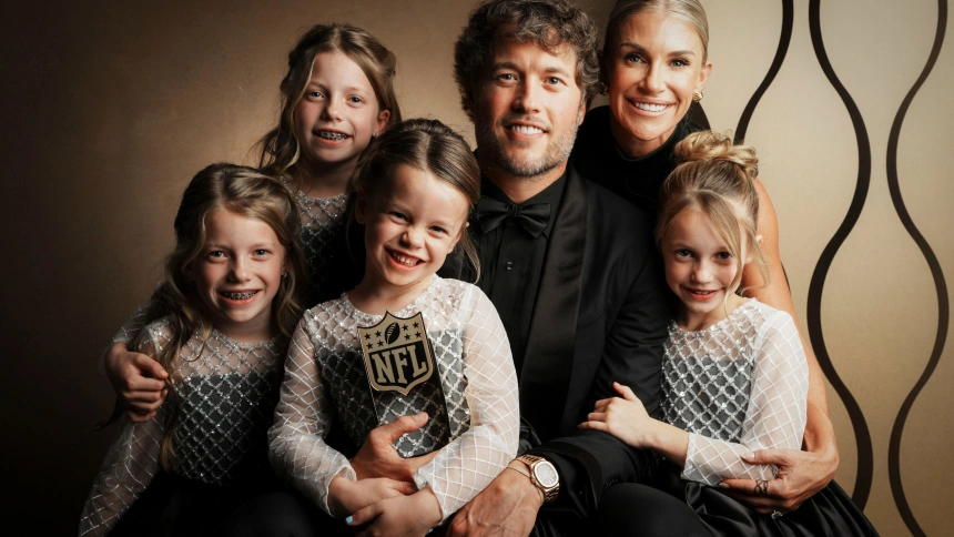 Matthew Stafford, quarterback de los Rams, posa junto a su familia con el MVP de la NFL.