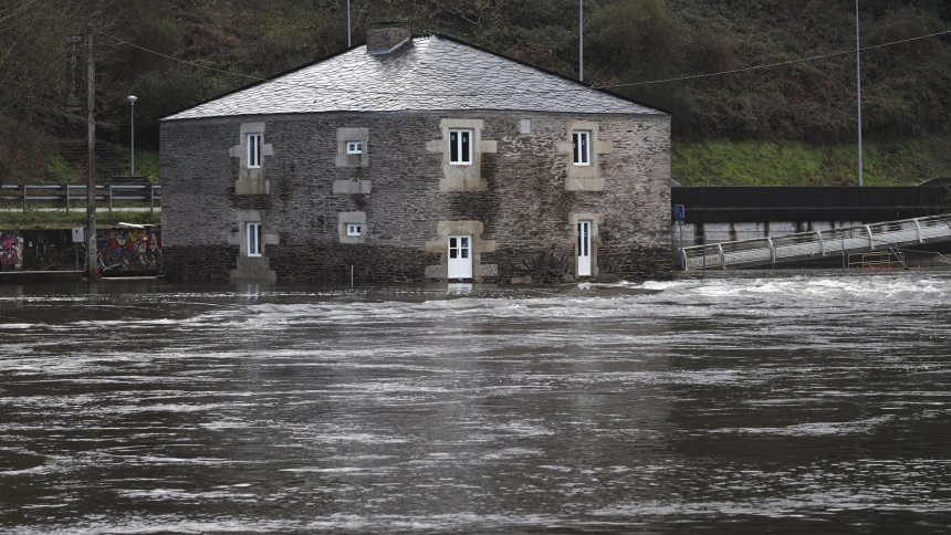 Un antiguo molino inundado por las aguas del río Miño que presenta un alto caudal a su paso por Lugo tras las últimas borrascas que han azotado la península