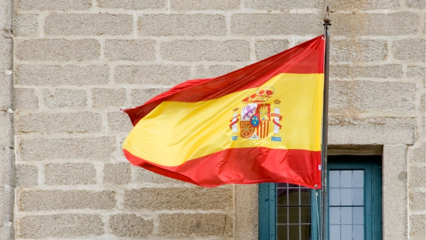 Bandera de España ondeando en El Escorial