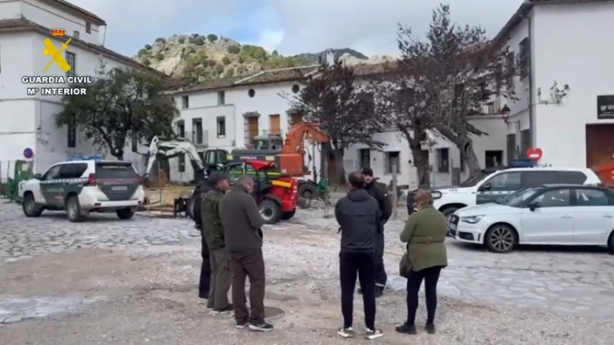 Vecinos de Grazalema (Cádiz) acceden a sus casas para recoger enseres o cuidar animales