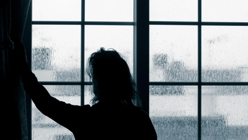Mujer mirando por la ventana