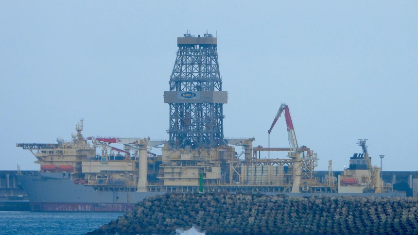 El buque atracado en Langosteira