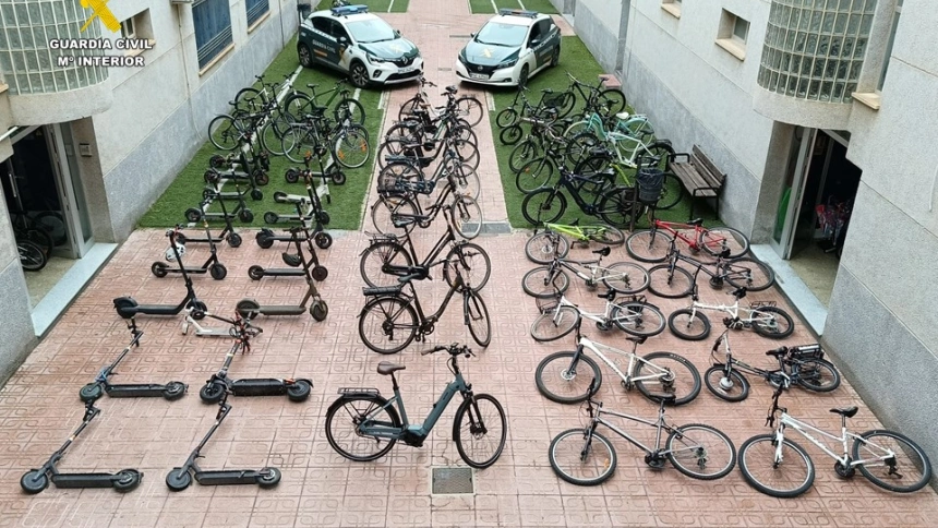 La Guardia Civil esclarece varios robos de bicicletas y patinetes eléctricos en Torrevieja
