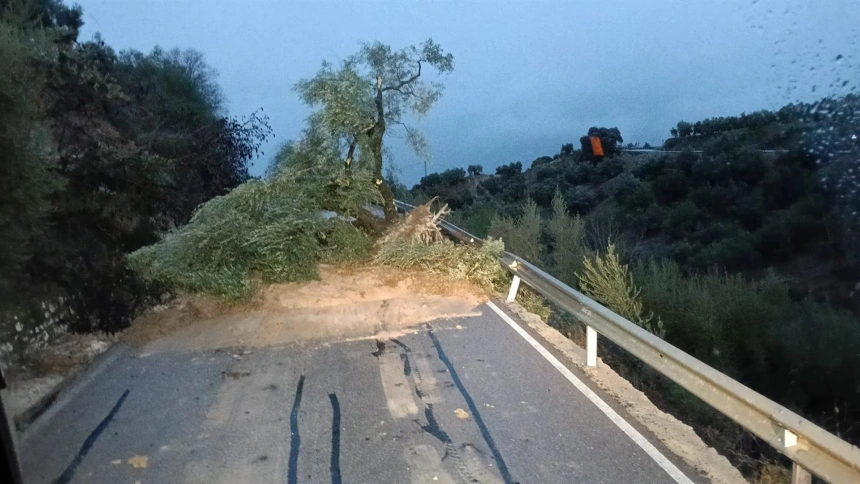 Deslizamiento de un talud en la CO-6213