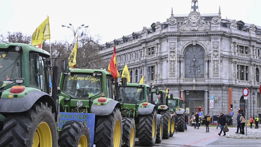 Cientos de tractores y agricultores recorren el centro de la capital este miércoles, convocados por Unión de Uniones y Unaspi en protesta por el acuerdo comercial entre la UE y el bloque de Mercosur y los posibles recortes en los fondos de la Política Agraria Común (PAC)