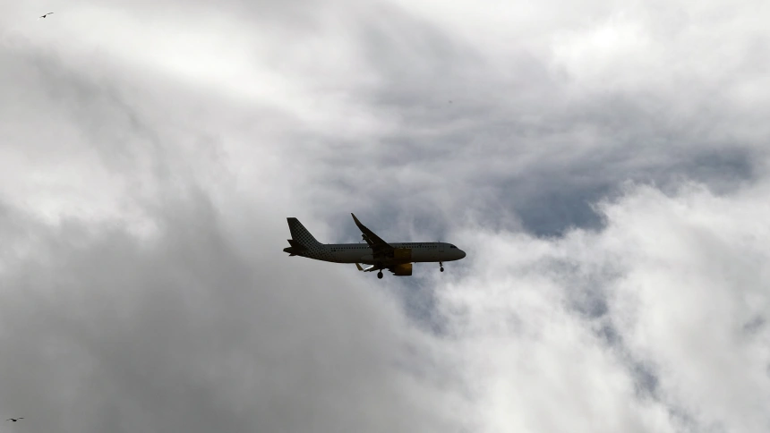 Un avión se aproxima al Aeropuerto de Asturias