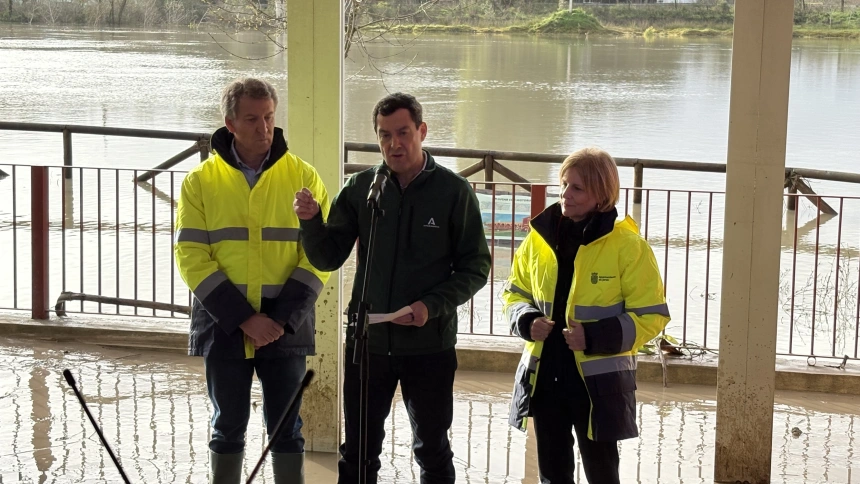 Juanma Moreno, junto a Alberto Núñez Feijóo y María José García Pelayo, en las inundaciones de Jerez