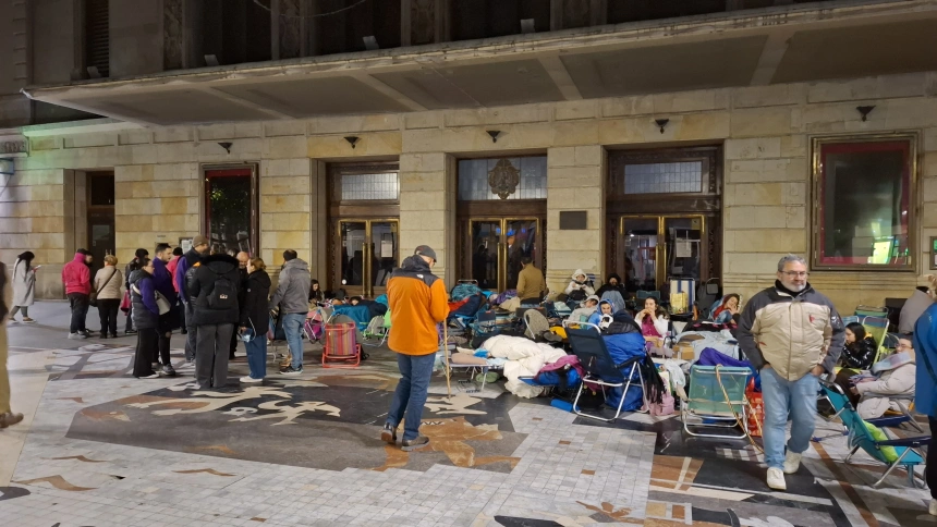 Un grupo de 'charangueros', a las puertas del Teatro Jovellanos de Gijón para comprar entradas para el Antroxu 2026