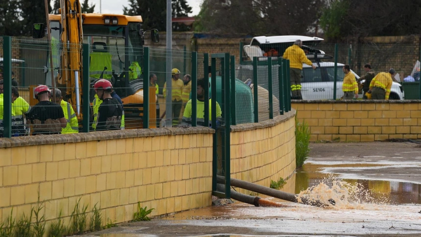 La UME continúa labores en zonas anegadas de El Palmar de Troya (Sevilla).