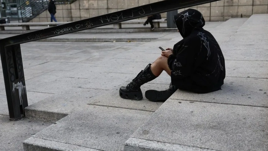 Imagen de archivo de una joven mirando su móvil en Madrid.