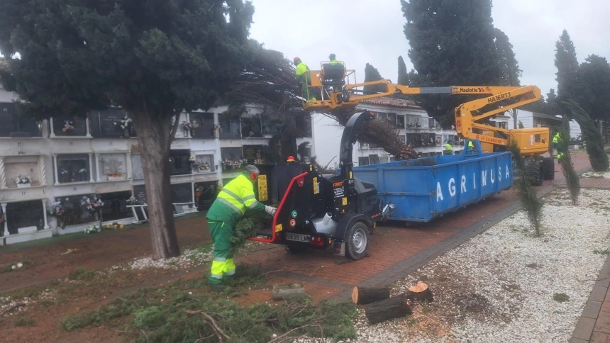 Operarios trabajan en zonas afectadas por el temporal en Don Benito