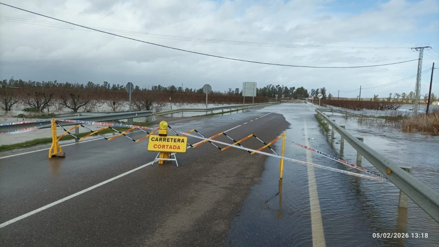 Carretera BA-162 cortada al tráfico por las fuertes lluvias.