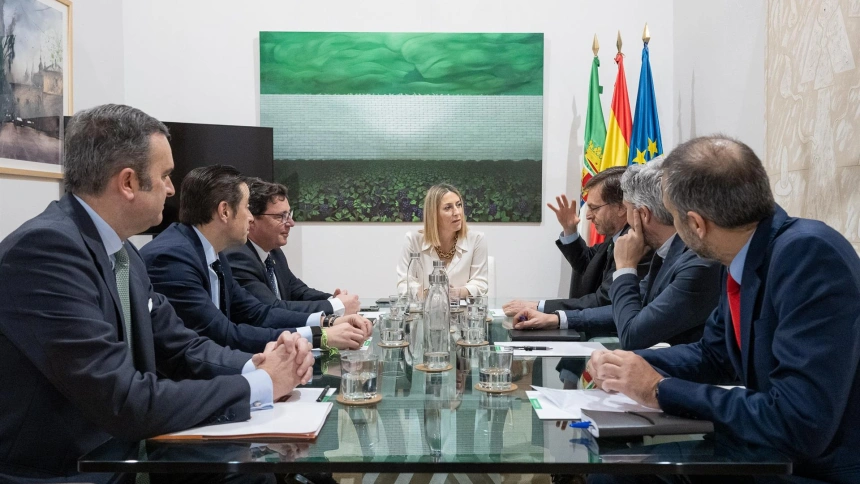 La presidenta de la Junta de Extremadura en funciones, María Guardiola, durante la reunión este viernes con los responsables de Fotowatio Renewable Ventures (FRV).