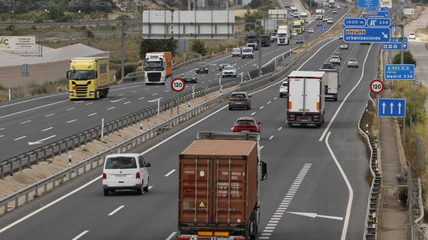 Camiones por una carretera de España