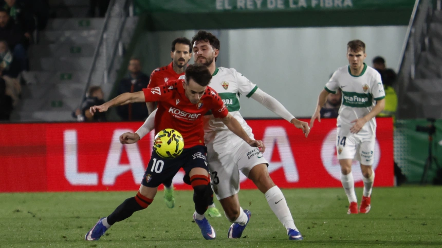 Aimar Oroz lucha con Víctor Chust en el Elche - Osasuna