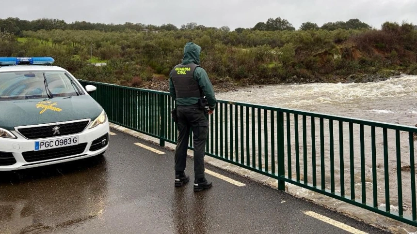 Guardia Civil crecida río