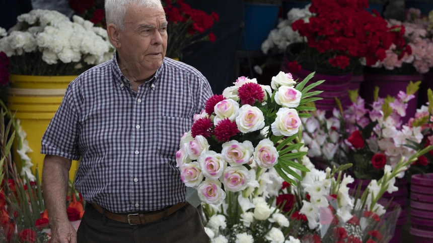 Un hombre compra flores
