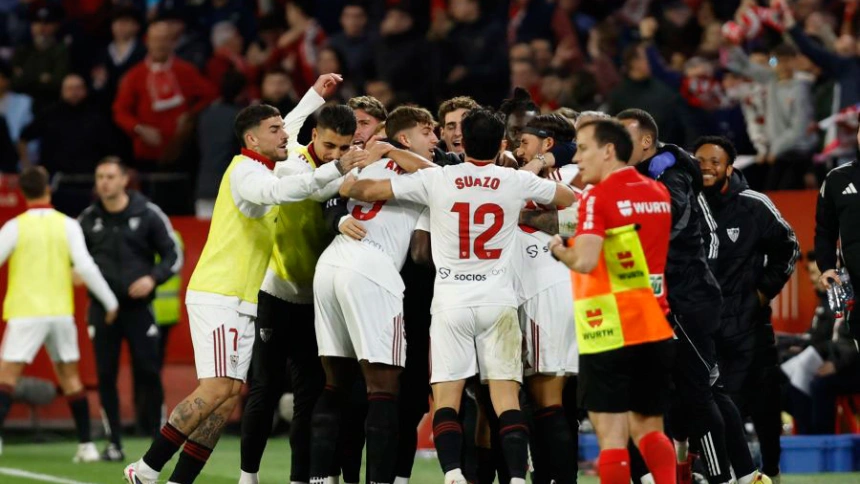 Los jugadores del Sevilla celebran el gol de Sow ante el Alavés