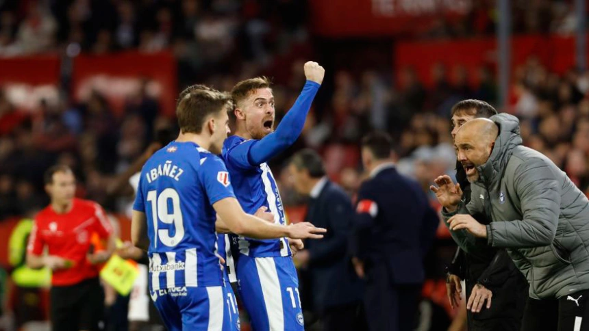 Los jugadores del Alavés celebran el gol de Toni Martínez en el Sánchez Pizjuán