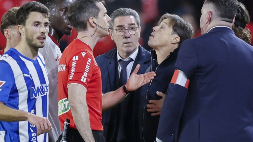 Almeyda, entrenador del Sevilla, se encara con el colegiado Galech Apezteguía