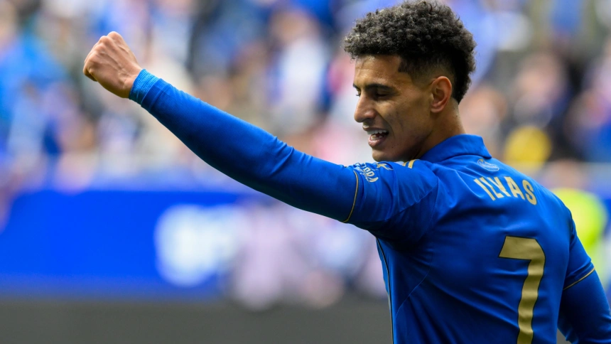 El delantero del Oviedo, Ilyas Chaira celebra su gol ante el Athletic.