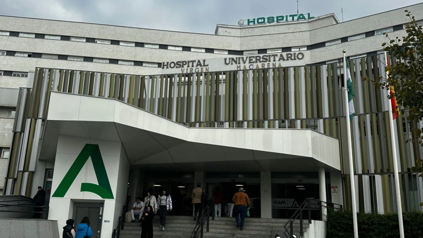 Puerta del Hospital Universitario Virgen Macarena