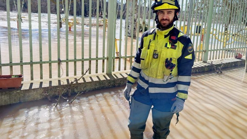 Un efectivo de la Diputación de Valladolid a las puertas del centro de día de Tudela de Duero (Valladolid)