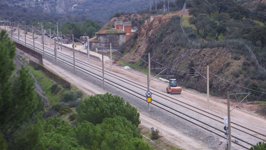 Trabajos en las vías del tren en el lugar del accidente de trenes de Adamuz