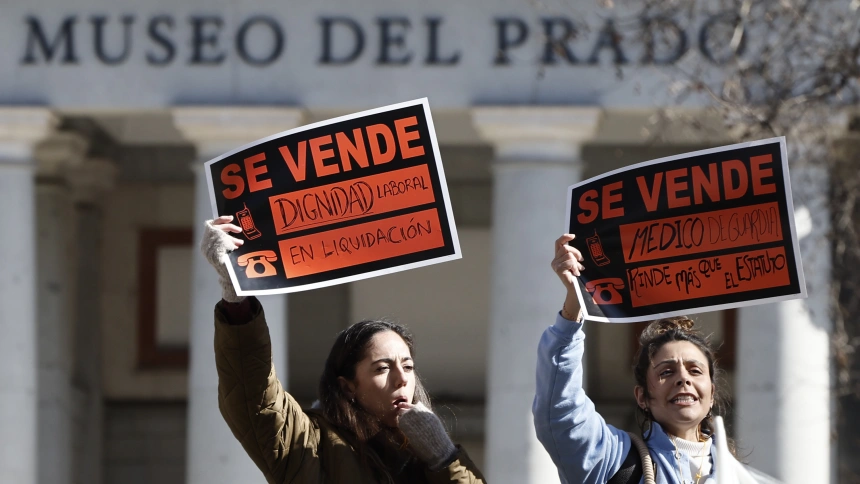 Vista de la manifestación de médicos previa a la huelga de la semana próxima contra el estatuto marco que regula las condiciones laborales del personal del Sistema Nacional de Salud a su llegada al Ministerio de Sanidad en Madrid este sábado