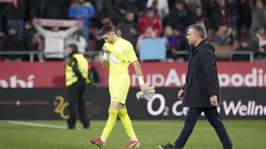 El técnico alemán del FC Barcelona, Hansi Flick, a la finalización del partido de la jornada 24 de LaLiga de fútbol que Girona FC y FC Barcelona disputaron este lunes en el estadio de Moltilivi