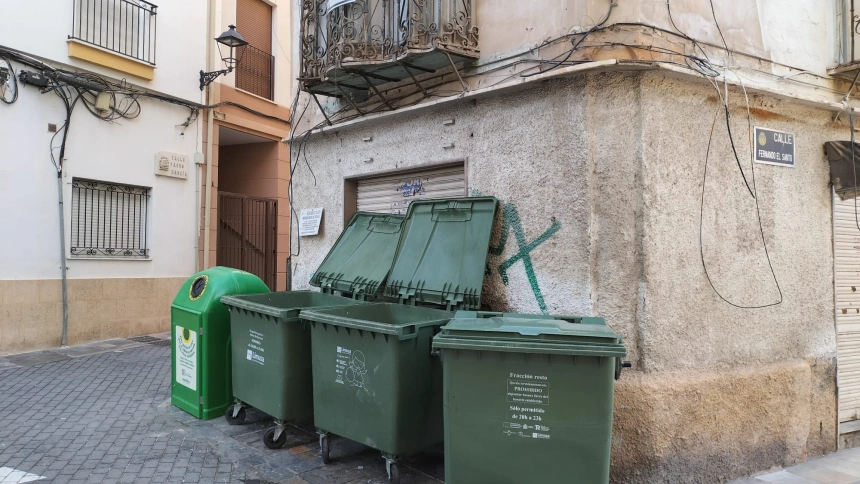 Zona de contenedores en la Casa del Reloj, en el casco histórico de Lorca
