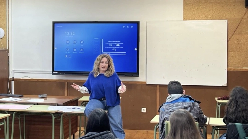 Olvido Moratinos impartiendo la charla en el instituto