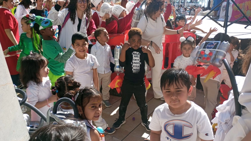 El Carnaval escolar en la plaza del Ayuntamiento