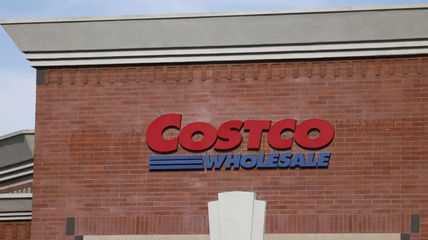Fachada de un hipermercado de Costco