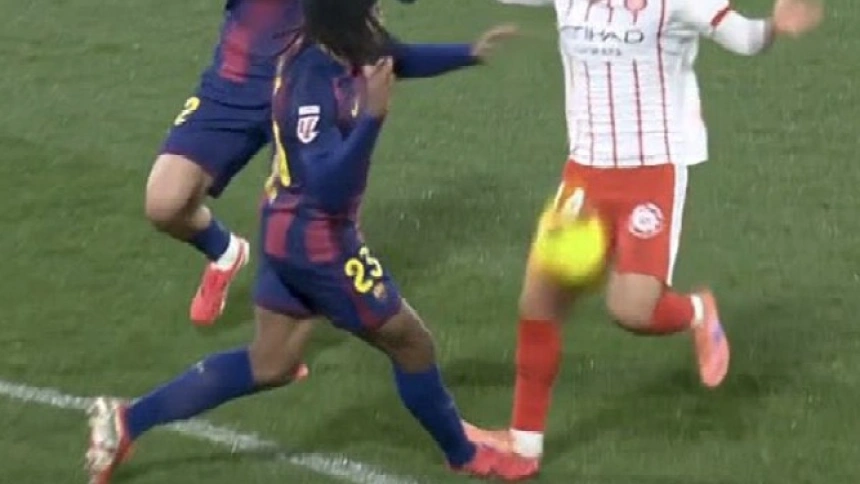 Echeverri y Kounde en la acción del 2-1 de Montilivi