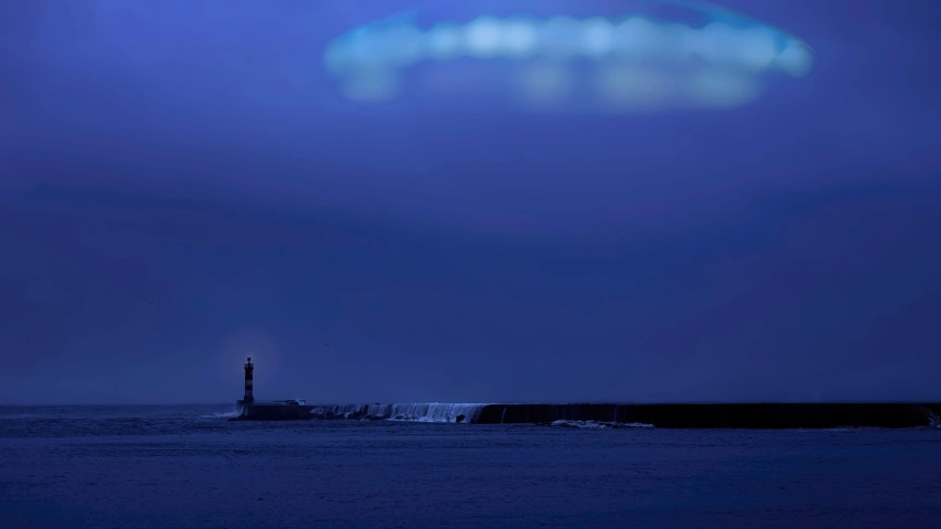Ovni sobre la desembocadura del río por la noche