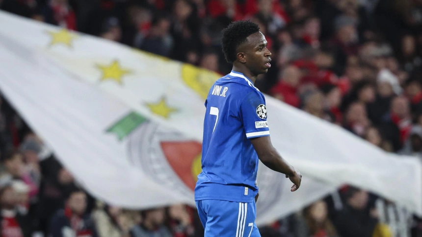 Vinicius Junior del Real Madrid reacciona al final del partido de fútbol de la UEFA Champions League entre el Benfica y el Real Madrid, en Lisboa, Portugal.
