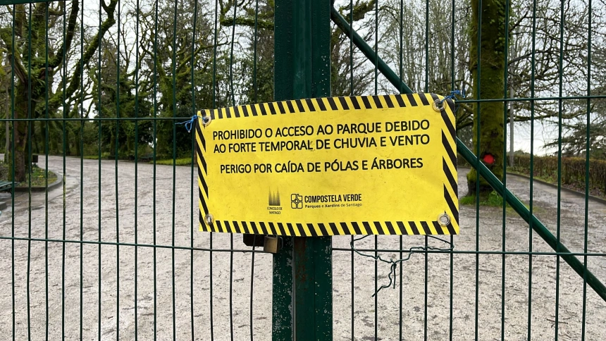 Acceso cerrado al parque de La Alameda de Santiago por aviso meteorológico